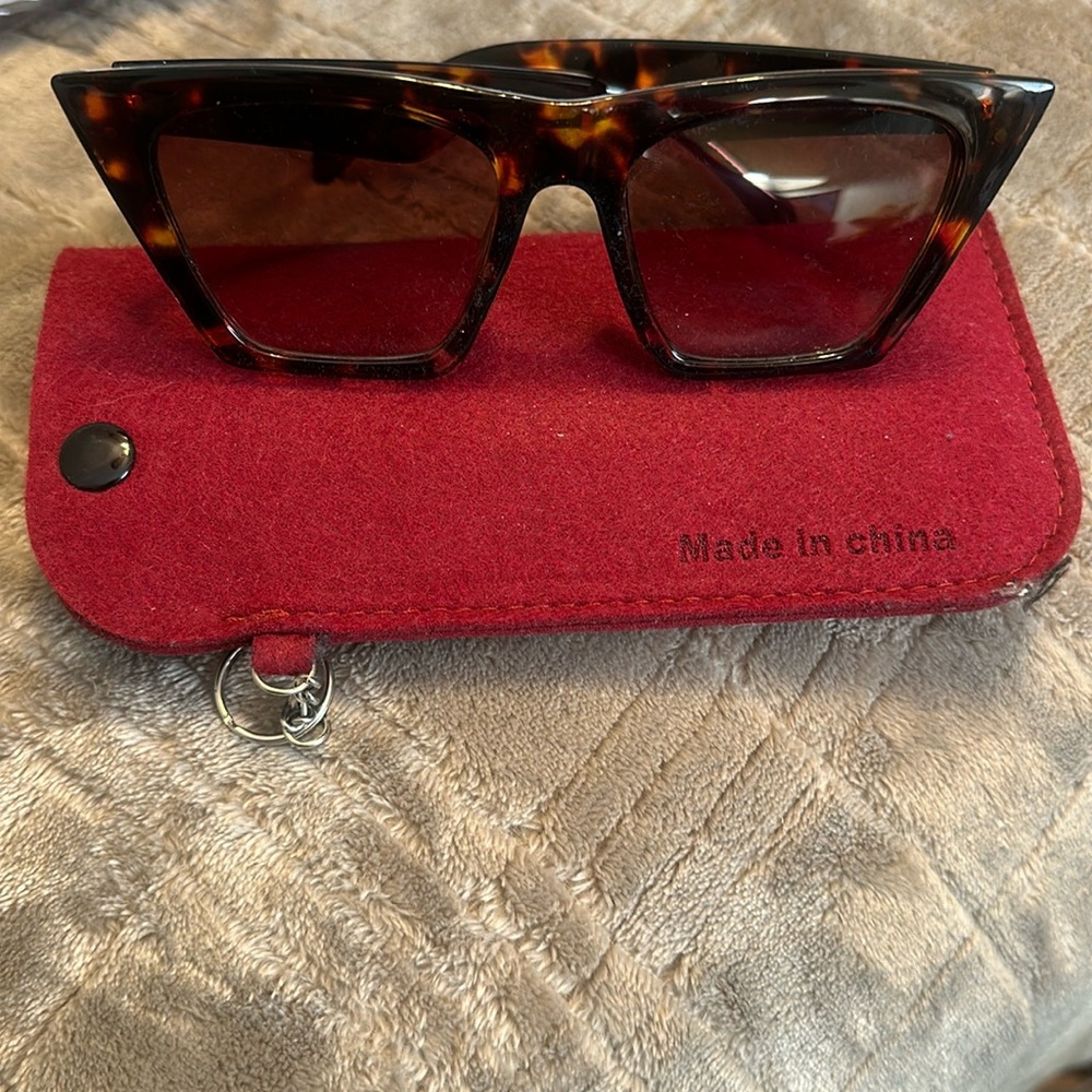 Like new fashion sunnies